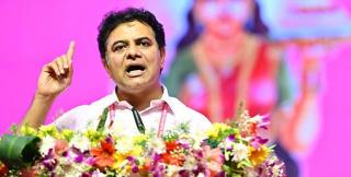 సిలిండర్‌ వెయ్యి అయ్యింది. మహిళలకు కట్టెల పొయ్యే దిక్కయింది: కేటీఆర్‌