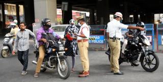 వాహనదారులకు అలెర్ట్.. ఇకపై ఆ పని చేస్తే బుక్కయినట్టే.. దేశంలోనే తొలిసారిగా..
