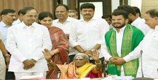 CM KCR lauds Saalumarada Thimmakka’s commitment to nature