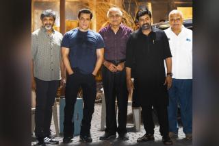 మెగాస్టార్ చిరంజీవి గాడ్ ఫాదర్ సినిమా సెట్స్ నుండి సల్మాన్ ఖాన్‌తో ఒక చిత