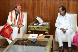KCR meets Akhilesh, ponders ways to check BJP