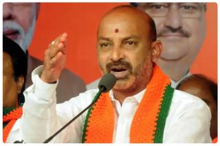 బండి సంజయ్ అరెస్టు.. పోలీసులు, బీజేపీ నేతల మధ్య తోపులాట.. ఉద్రిక్తంగా మారిన పరిస్థితులు..