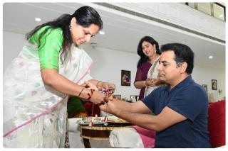 సోదరుడికి రాఖీ కట్టిన కవిత.. చిన్ననాటి ఫొటోలతో కేటీఆర్ ట్వీట్