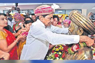 CM KCR : గిరిజనులకు 10 శాతం రిజర్వేషన్లు, భూమి లేని వారికి రూ. 10 లక్షల ఆర్థికసాయం - సీఎం కేసీఆర్