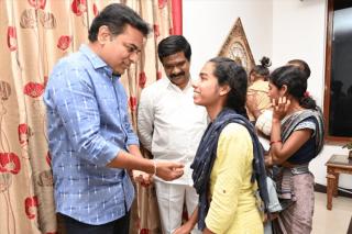Minister KTR : తల్లిదండ్రులను కోల్పోయిన ఆడబిడ్డకు అండగా మంత్రి కేటీఆర్, నాలుగు కంపెనీల్లో ఉద్యోగాలు సాధించిన యువతి!