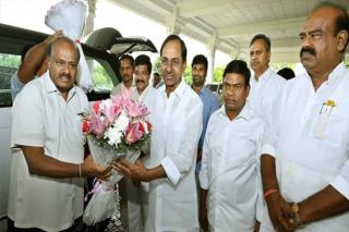 Former Karnataka CM Kumaraswamy calls on KCR at Pragathi Bhavan