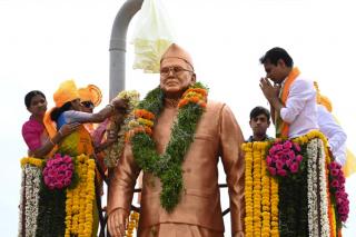 హైదరాబాద్‌లో కొండా లక్ష్మణ్ బాపూజీ విగ్రహాన్ని ఆవిష్కరించిన కేటీఆర్