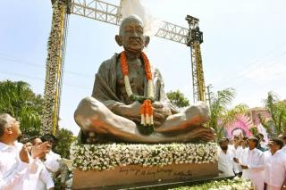 గాంధీ ఆస్పత్రిలో గాంధీ విగ్రహాన్ని ఆవిష్కరించిన ముఖ్యమంత్రి కేసీఆర్‌