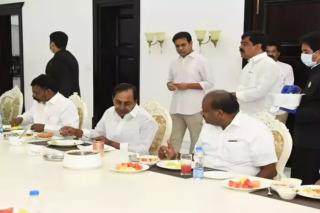 సీఎం కేసీఆర్‌తో కర్ణాటక మాజీ సీఎం భేటీ..