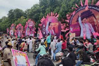 జాతీయ పార్టీ ప్రకటనపై ఉత్కంఠ కొనసాగుతుండడంతో అందరి దృష్టి సీఎం కేసీఆర్ వైపే ఉంది
