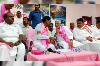 టీఆర్ఎస్ కీలక సమావేశం ప్రారంభమైంది
