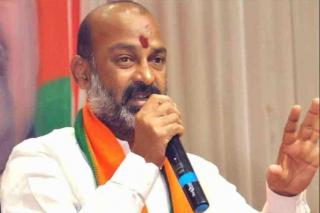 కేసీఆర్‌ బీఆర్‌ఎస్‌పై బండి సంజయ్‌ స్పందిస్తూ...