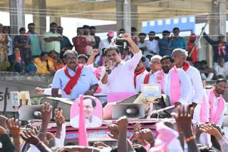 బీజేపీ డబ్బులు తీసుకోండి, టీఆర్‌ఎస్‌కు ఓటు వేయండి: మునుగోడులో కేటీఆర్