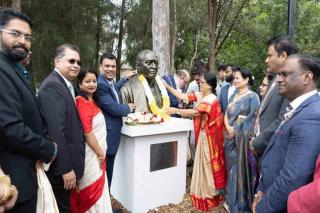 PVNR statue unveiled in Sydney, Telugus laud KCR’s efforts