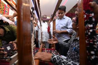 గజం గోవర్ధన తెలియ రుమల్ ఆర్ట్ గ్యాలరీని మంత్రి కెటి రామారావు శుక్రవారం ప్రారంభించారు.