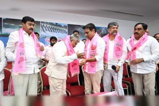 కేటీఆర్ సమక్షంలో టీఆర్ఎస్‌లోకి రాపోలు ఆనందభాస్కర్