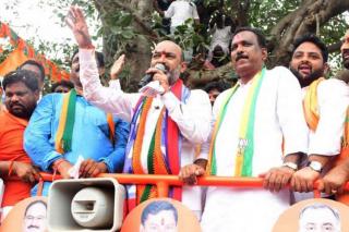 ఓట్లు అమ్ముకోవడం తల్లికి ద్రోహం చేయడం లాంటిదని బండి సంజయ్ అన్నారు