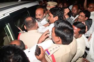 ‘పాదయాత్ర’కు ముందు రాష్ట్ర బీజేపీ చీఫ్‌ని తెలంగాణ పోలీసులు అడ్డుకున్నారు.
