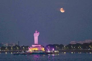 హైదరాబాద్: చంద్రగ్రహణం చూపరులను ఆశ్చర్యపరుస్తోంది