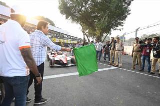 ఇండియన్ రేసింగ్ లీగ్ ప్రారంభ ఎడిషన్‌ను కేటీఆర్ జెండా ఊపి ప్రారంభించారు