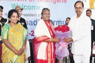KCR receives Prez, walks red carpet with bete noire guv, but skips dinner