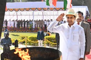 CM KCR hoists national flag at Pragathi Bhavan