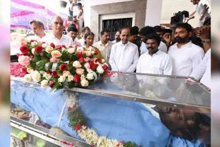 తెలంగాణ గాయకుడు సాయిచంద్ చిత్రపటానికి సీఎం కేసీఆర్ పూలమాల వేసి నివాళులర్పించారు