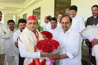 Akhilesh Yadav meets KCR in Hyderabad