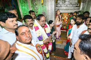 లష్కర్ బోనాలు ప్రారంభం, కేసీఆర్ పూజలు చేశారు